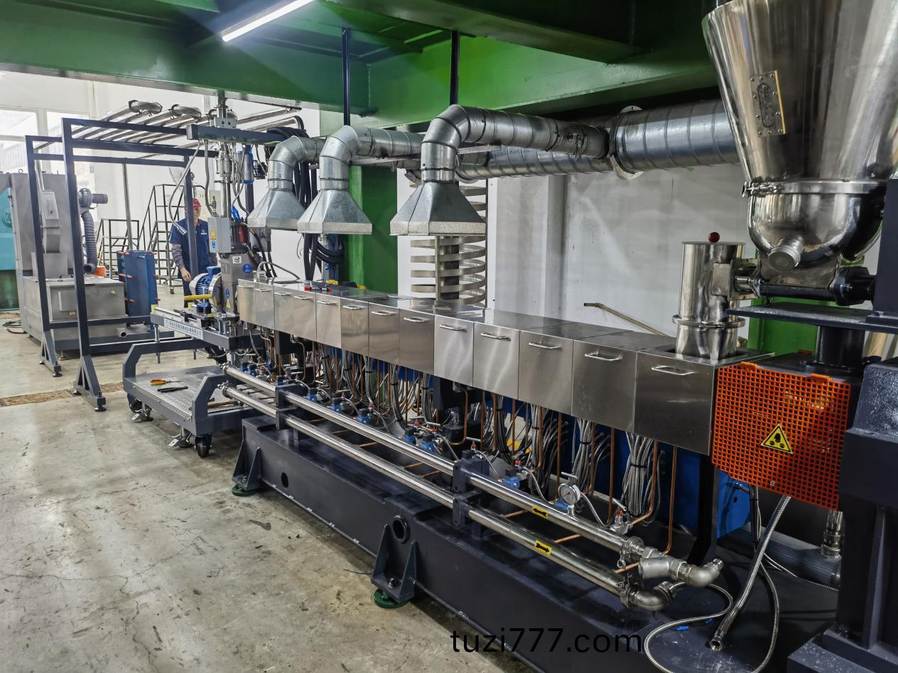 力塑TPE引進雙螺桿擠齣機+水下(xia)切生産線自動化設備